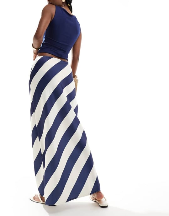 ASOS DESIGN sidentygs maxi kjol med snedställd kant i marinrandig - Image 3