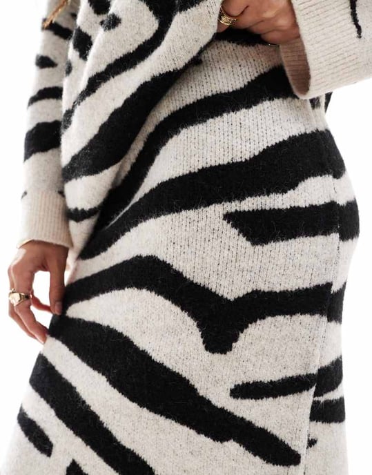 ASOS DESIGN stickad maxikjol i zebra-mönster - Image 4