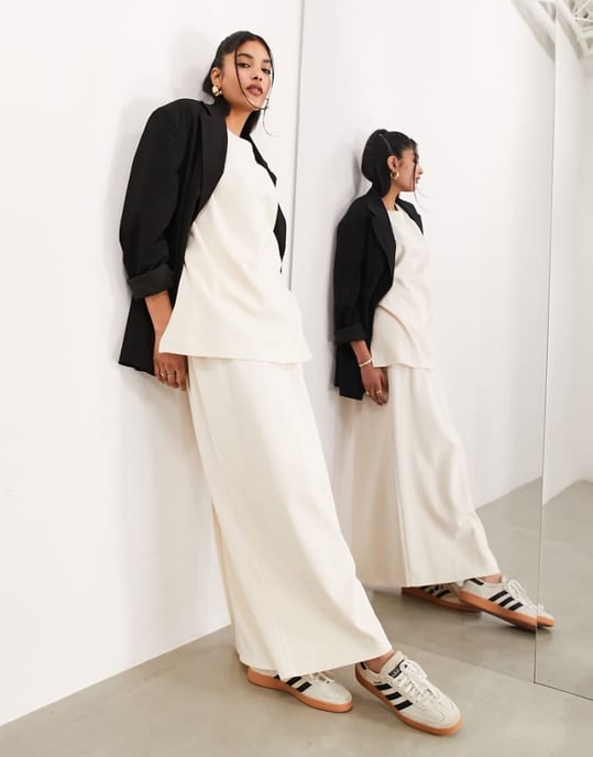 ASOS EDITION premium tungvikt texturerad jersey-kolumn maxi kjol i cream - Image 1