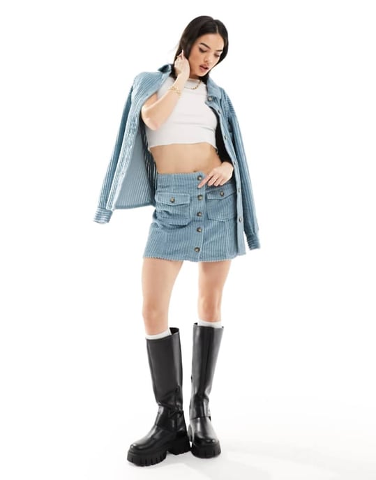 ASOS DESIGN jumbo kord knappgenomgångs mini kjol i blå - Image 1