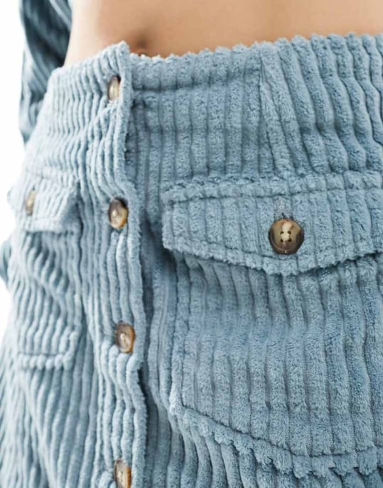ASOS DESIGN jumbo kord knappgenomgångs mini kjol i blå - Image 3