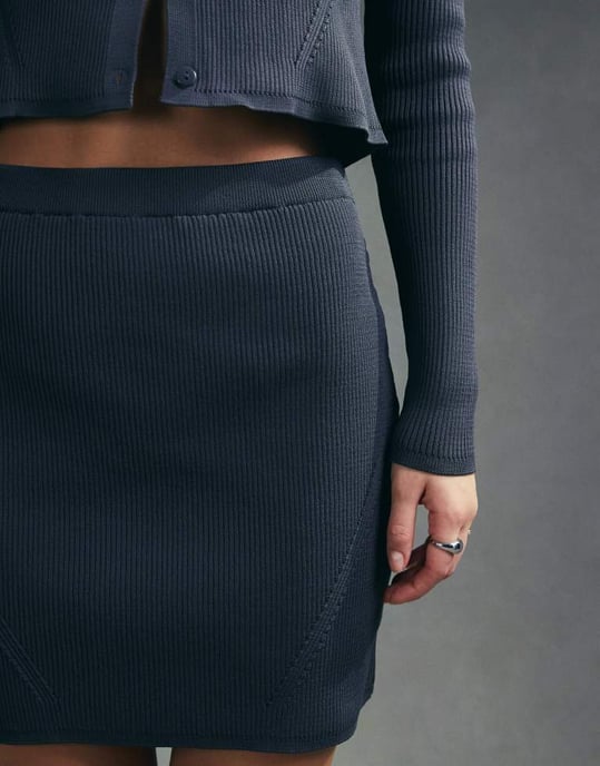ASOS DESIGN stickad mini kjol i grått med passform - Image 3
