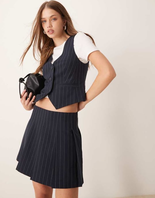 ASOS DESIGN skräddarsydd plisserad minikjol i marinrandig - Image 2