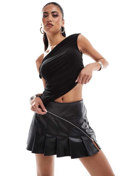 ASOS DESIGN dragkedjedetalj i läderliknande plisserad mini kjol - Image 1