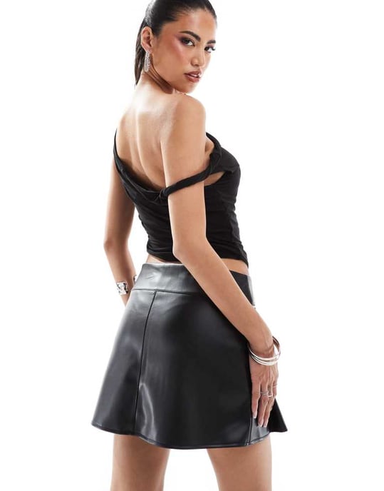 ASOS DESIGN dragkedjedetalj i läderliknande plisserad mini kjol - Image 4