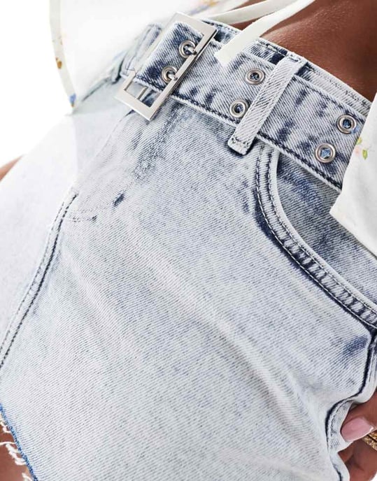 ONLY Petite mini bälte denimkjol ljus syra tvätt - Image 2