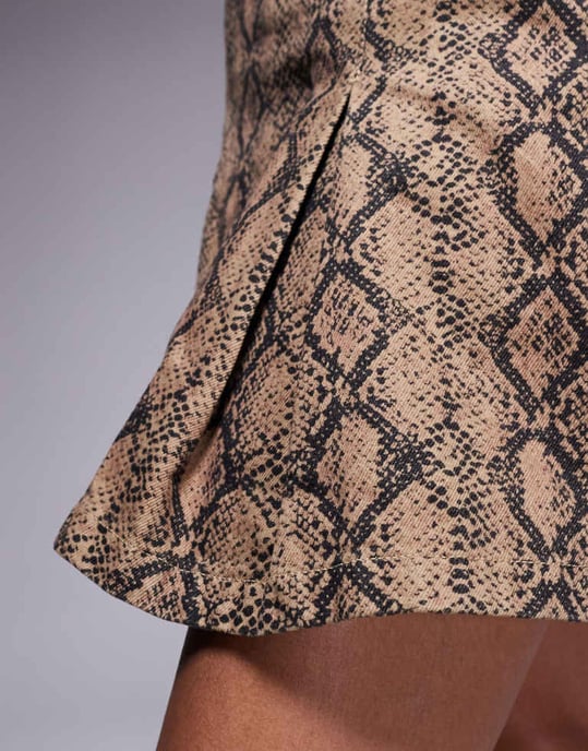 ASOS DESIGN denimfållad kjol i ormskinnsmönster - Image 4