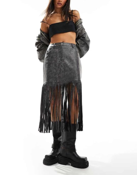 ASOS DESIGN fransad läderlook mini kjol i tvättad grå - Image 3