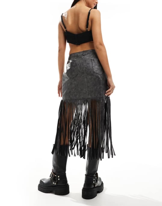 ASOS DESIGN fransad läderlook mini kjol i tvättad grå - Image 4
