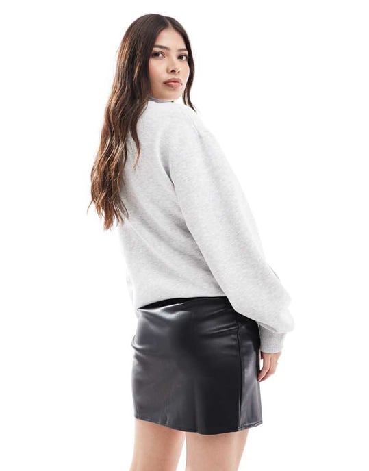 ASOS DESIGN delad framsida i läderlook mini kjol i svart - Image 2