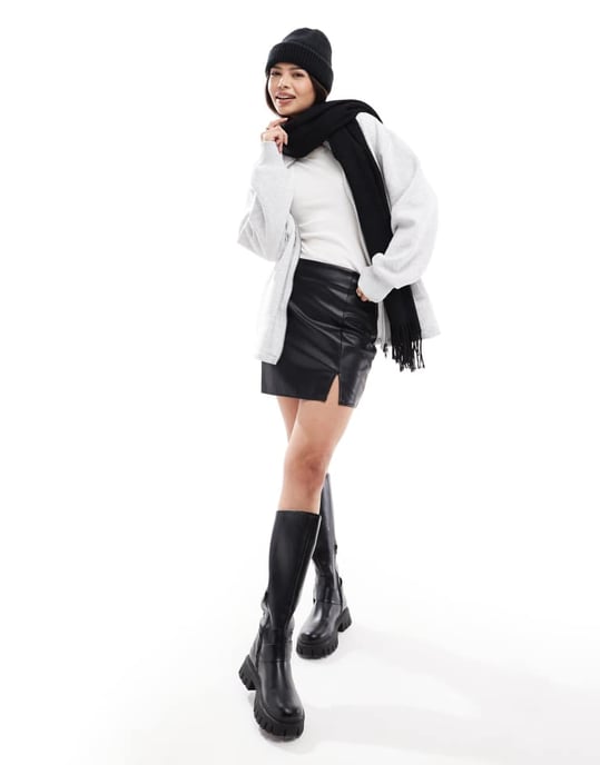 ASOS DESIGN delad framsida i läderlook mini kjol i svart - Image 3