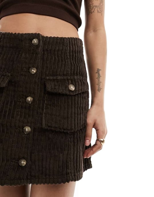 ASOS DESIGN Petite jumbo kord knäppning genom mini kjol i brun - Image 4