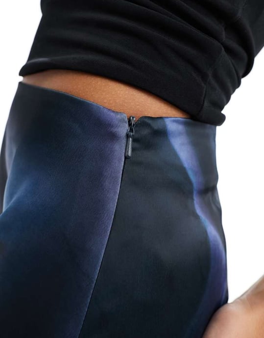 ASOS DESIGN satin mini kjol med krökt nederkant i blått abstrakt mönster - Image 4