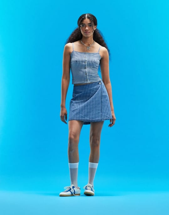 ASOS DESIGN denim wrap mini kjol i blått rutmönster - Image 4