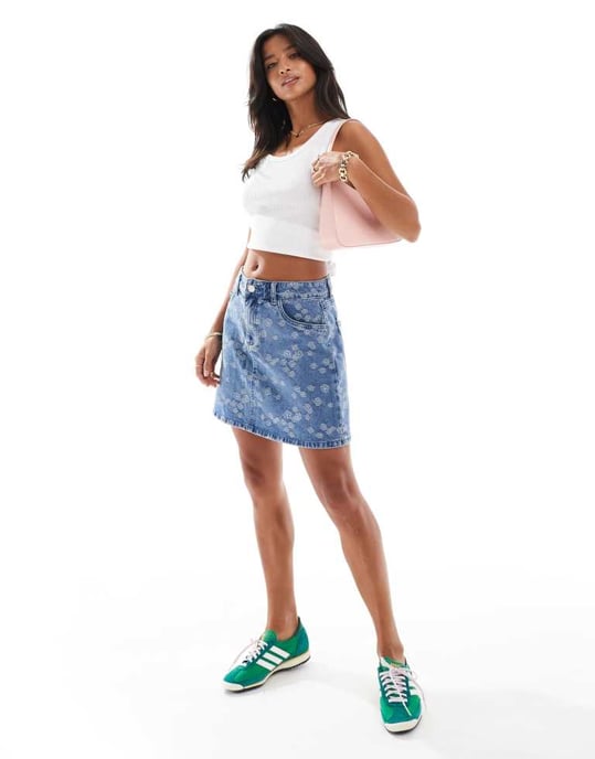 Vero Moda Petite denim a-linje minikjol med broderad blommönster - Image 4