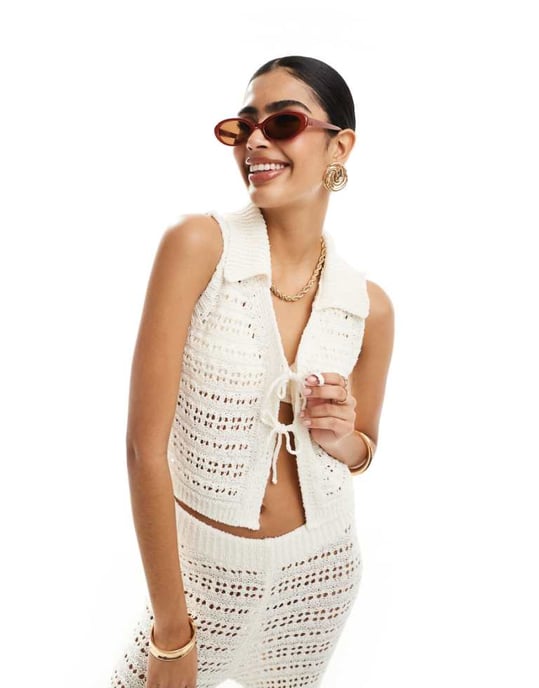 ASOS DESIGN stickad midjeväst med delad front i sömdetalj i vitt - Image 1