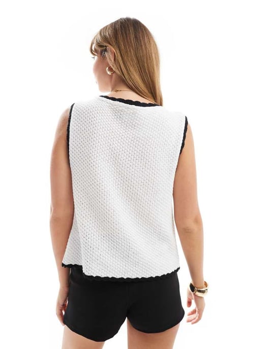 ASOS DESIGN stickad väst med kontrasterande kant i vitt - Image 4