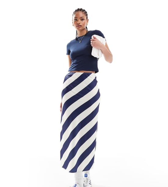 ASOS DESIGN Lång satin sned midi kjol i marinrandig - Image 1