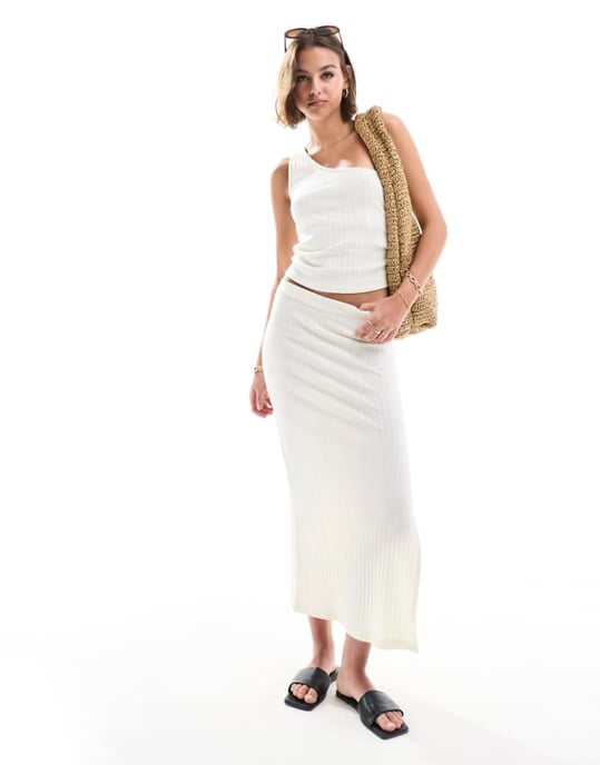 ASOS DESIGN stickad ribbad kolonn midi kjol i vitt - Image 1
