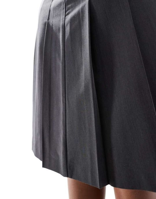 ASOS DESIGN Curve knälång skräddarsydd plisserad midikjol i grått - Image 2