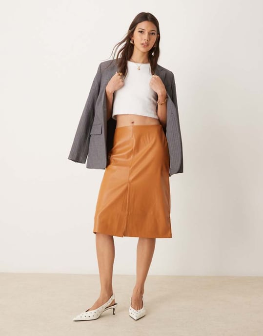 ASOS DESIGN fusk läder midikjol med splitt fram i tan - Image 1