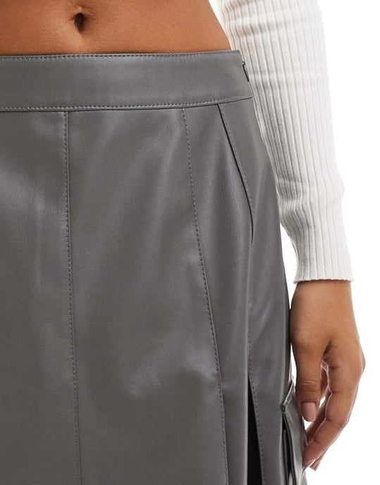 ASOS DESIGN fusk läder plånboksdetalj veckad midikjol i grå - Image 3
