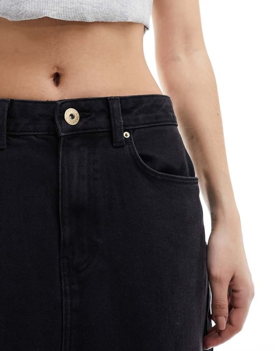 Pieces midijärnkjol med framklipp i tvättad svart denim - Image 4