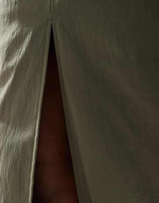 ASOS DESIGN midi kjol med framdelning i khaki - Image 4