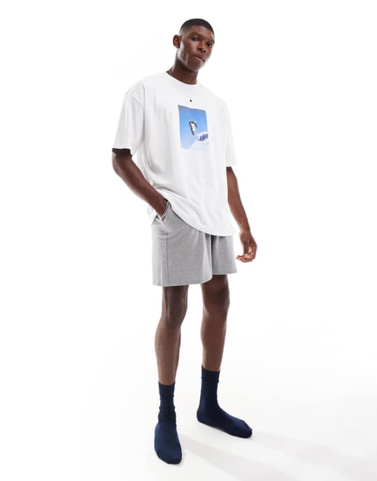 ASOS DESIGN pyjamasset med snowboardgrafik i vitt - Image 4