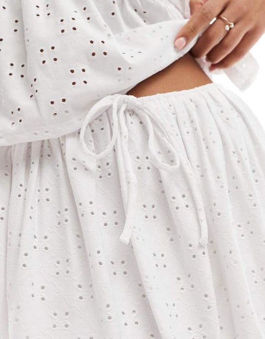 ASOS DESIGN broderad puffbollkjol set i vitt - Image 2