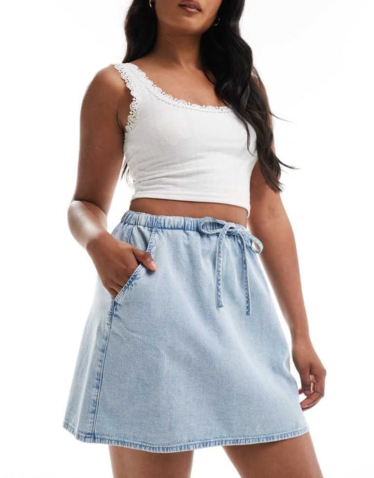 ASOS DESIGN mjuk denim dragskorts mini kjol i ljus tvätt - Image 2