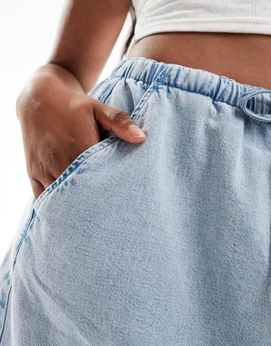 ASOS DESIGN mjuk denim dragskorts mini kjol i ljus tvätt - Image 3