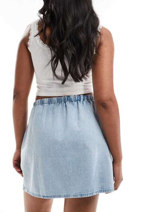 ASOS DESIGN mjuk denim dragskorts mini kjol i ljus tvätt - Image 4
