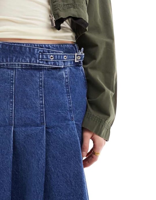 ASOS DESIGN denim veckad knälång kjol i mellanblått - Image 2