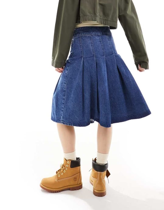 ASOS DESIGN denim veckad knälång kjol i mellanblått - Image 4