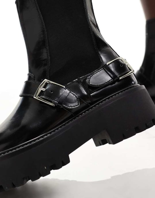 schuh Ariah chunky spännbuckla ankelskor i svart läder - Image 2