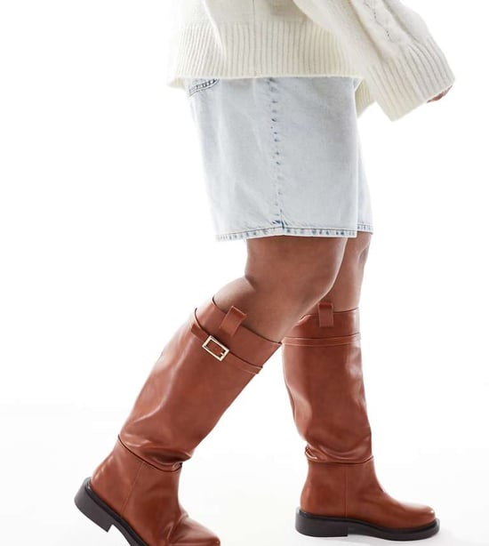 ASOS DESIGN Curve Callie eleganta platta ridknästövlar i tan - Image 1