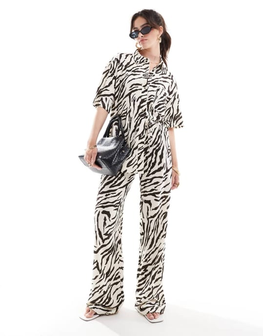 ASOS DESIGN låga, texturerade co-ord byxor i linne-look med zebramönster - Image 1