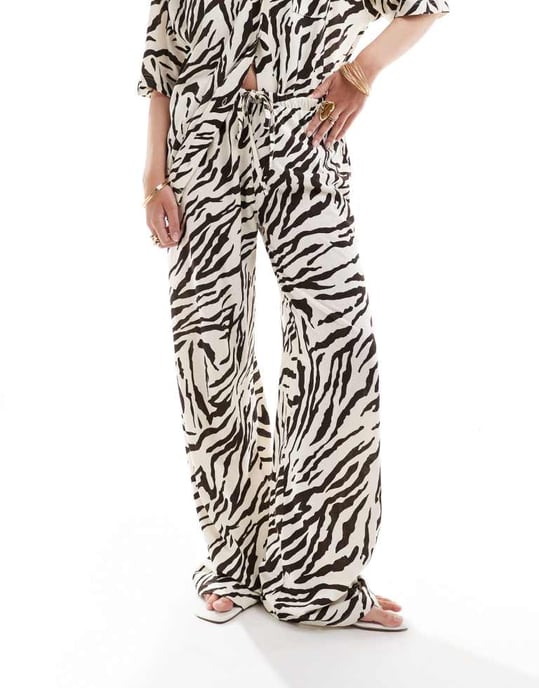 ASOS DESIGN låga, texturerade co-ord byxor i linne-look med zebramönster - Image 2