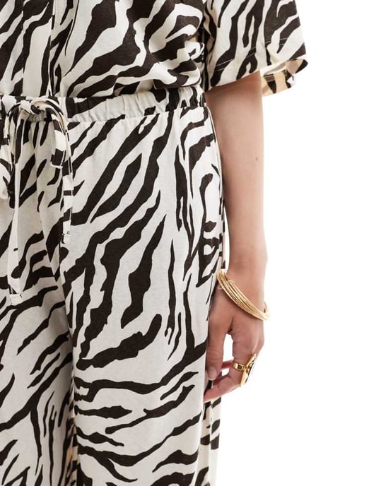 ASOS DESIGN låga, texturerade co-ord byxor i linne-look med zebramönster - Image 3