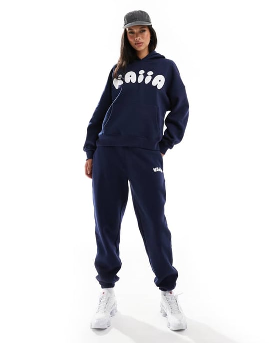Kaiia bomullsblandning bubbello-logo muddade joggingsbyxor set i marinblå - Image 1