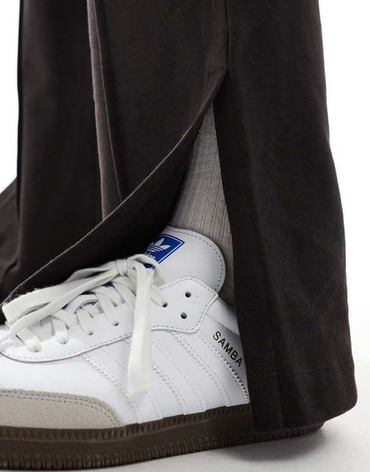 ASOS DESIGN vida byxor med slitsar i brunt - Image 3