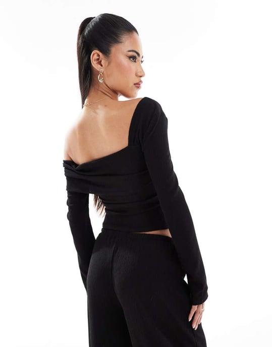 Kaiia exklusiv ribbad asymmetrisk off shoulder långärmad topp koord i svart - Image 2