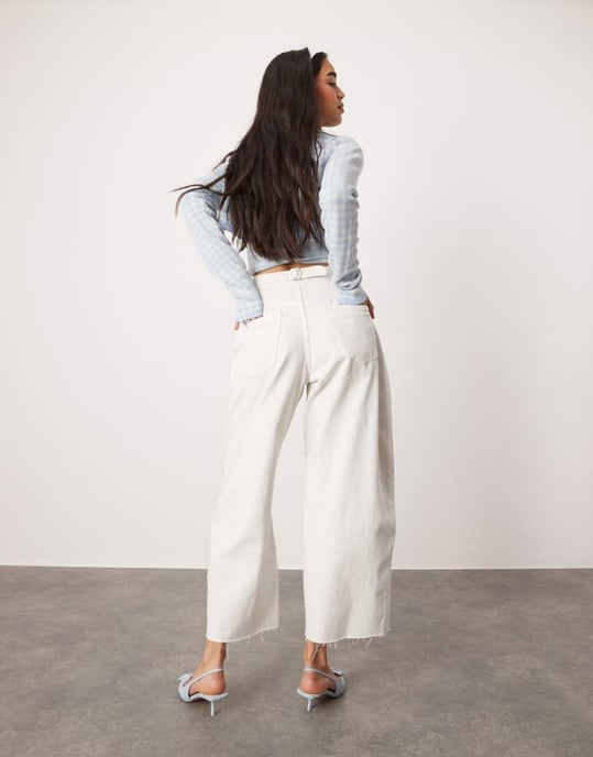 ASOS DESIGN midja med dra åt barrel-leg jeans i ecru - Image 4