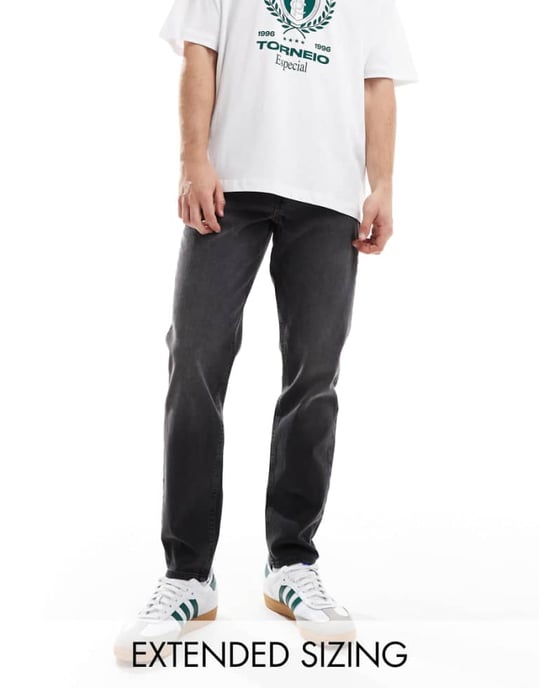 ASOS DESIGN tapered jeans i tvättad svart med toning - Image 1