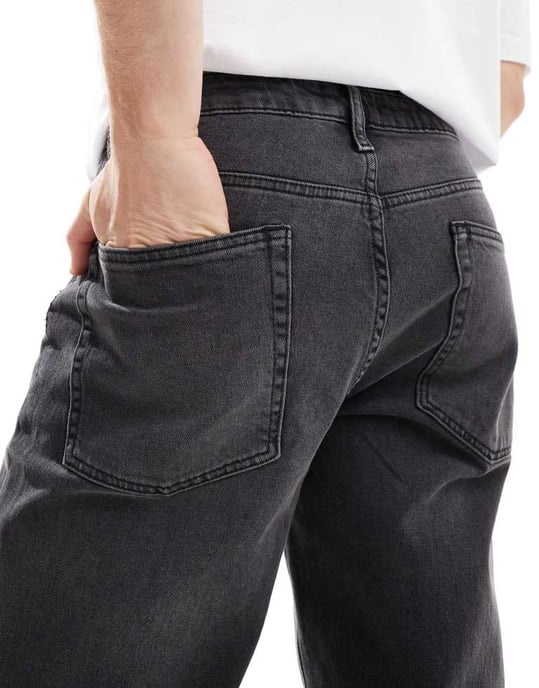 ASOS DESIGN tapered jeans i tvättad svart med toning - Image 3
