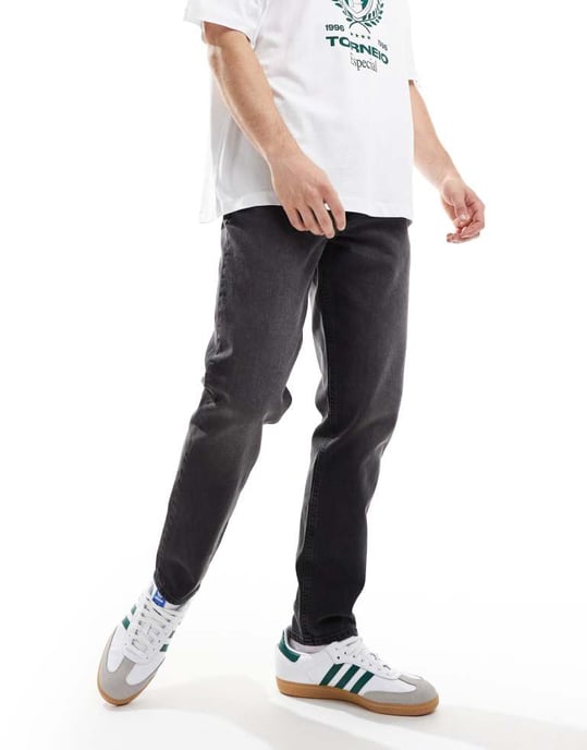 ASOS DESIGN tapered jeans i tvättad svart med toning - Image 4