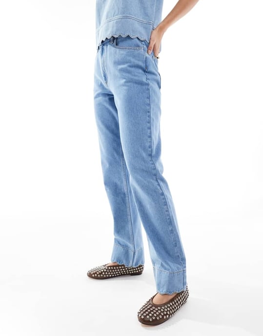 ASOS DESIGN 90-tals raka scalloped jeans i mellanblå - Image 2
