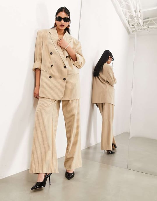 ASOS EDITION skräddarsydd avslappnad byxa med vid ben i taupe randig - Image 1