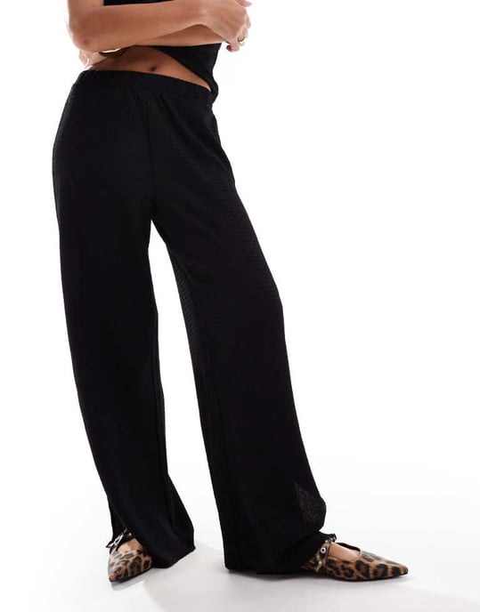 Vero Moda strukturerad jersey med delad benbyxa i svart - Image 3